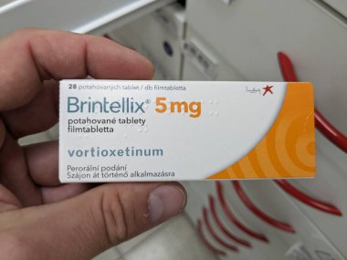 Prag, Çek Cumhuriyeti 23 Mayıs 2023: Büyük depresif hastalıkların tedavisinde kullanılan bir ilaç olan BrIntellix markası altında satılan bir Vortioxetine paketi. Eczane