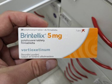 Prag, Çek Cumhuriyeti 23 Mayıs 2023: Büyük depresif hastalıkların tedavisinde kullanılan bir ilaç olan BrIntellix markası altında satılan bir Vortioxetine paketi. Eczane