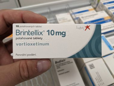 Prag, Çek Cumhuriyeti 23 Mayıs 2023: Büyük depresif hastalıkların tedavisinde kullanılan bir ilaç olan BrIntellix markası altında satılan bir Vortioxetine paketi. Eczane