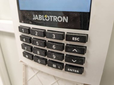 Prag, Çek Cumhuriyeti - SEPTEMBER 13 2024: JABLOTRON 'un JABLOTRON güvenlik sistemleri, ev güvenliği, alarmlar ve konut ve ticari kullanım için akıllı teknoloji çözümleri.