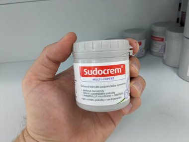 Prag, Çek Cumhuriyeti - 9 Temmuz 2024: SuDOCREM krem kutusu çinko oksit ve benzil alkol aktif maddeler Teva tarafından bebek bezi döküntüsü, egzama, küçük yanıklar tedavisinde kullanılır.