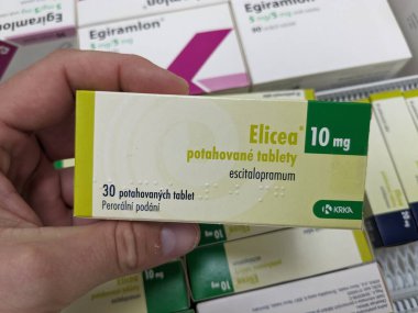 Prag, Çek Cumhuriyeti-15 Ağustos 2024: KRKA PHARMACEUTICALS tarafından kullanılan ELICEA KRKA tablet kutusu ve depresyon ve endişe bozukluklarının tedavisinde kullanılan ESCITALOPRAM aktif madde.