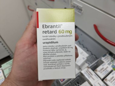 Prag, Çek Cumhuriyeti - 10 Temmuz 2024: TAKEDA tarafından hipertansiyon ve kardiyovasküler sağlık tedavisinde kullanılan URAPIDIL aktif maddeyle birlikte EBRANTIL ilaç kutusu.