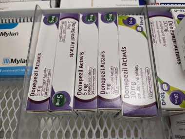 Prag, Çek Cumhuriyeti - 10 Temmuz 2024: DONEPEZIL SANDOZ Alzheimer hastalığı ve bunamanın tedavisinde kullanılan SANDOZ tarafından aktif madde ile ilaç kutusu.