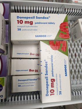 Prag, Çek Cumhuriyeti - 10 Temmuz 2024: DONEPEZIL SANDOZ Alzheimer hastalığı ve bunamanın tedavisinde kullanılan SANDOZ tarafından aktif madde ile ilaç kutusu.