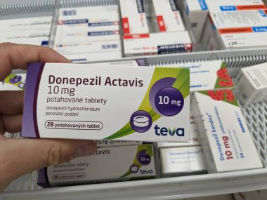 Prag, Çek Cumhuriyeti - 10 Temmuz 2024: DONEPEZIL ACTAVIS, ACTAVIS 'in aktif maddesiyle birlikte Alzheimer hastalığı ve bunamanın tedavisinde kullanılan ilaç kutusu.