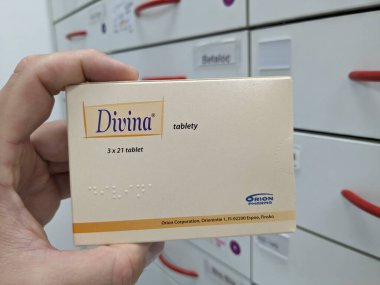 Prag, Çek Cumhuriyeti - 9 Temmuz 2024: DiVINA tablet kutusu ESTRADIOL ve NORETHISTERON aktif maddeler ORION tarafından, hormon yenileme tedavisi için kullanılır.
