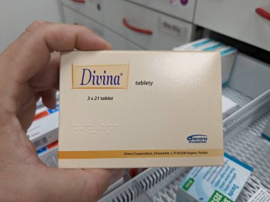 Prag, Çek Cumhuriyeti - 9 Temmuz 2024: DiVINA tablet kutusu ESTRADIOL ve NORETHISTERON aktif maddeler ORION tarafından, hormon yenileme tedavisi için kullanılır.