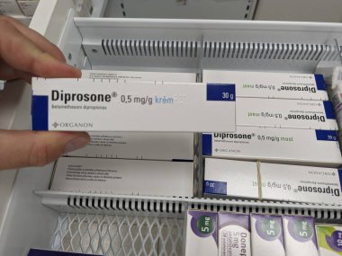 Prag, Çek Cumhuriyeti - 9 Temmuz 2024: Enflamasyon ve alerjilerin tedavisinde kullanılan, MSD tarafından betametazon aktif maddeyle birlikte diPROSone krem kutusu.