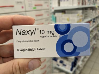 Prag, Çek Cumhuriyeti - 9 Temmuz 2024: Bakteriyel enfeksiyonların tedavisinde kullanılan CLINDAMYCIN aktif maddesiyle NAXYL kapsül kutusu.