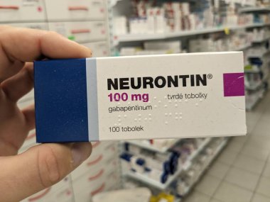 Prag, Çek Cumhuriyeti-17 Haziran 2024: Pfizer tarafından epilepsi, nöropatik ağrı ve anksiyete bozukluklarının tedavisinde kullanılan Gabapentin aktif maddesiyle birlikte nörontin ilaç kutusu