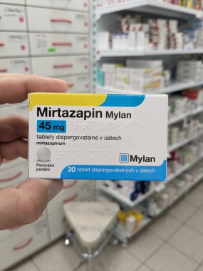 Prag, Çek Cumhuriyeti - 9 Temmuz 2024: MIRTAZAPIN MYLAN tablet kutusu MYLAN tarafından aktif madde ile büyük depresif bozukluk ve anksiyete tedavisinde kullanılır.