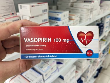 Prag, Çek Cumhuriyeti - 9 Temmuz 2024: BAYER tarafından kullanılan ACETYLSALICYLIC ACID ile tabletlerin VASOPIRIN kutusu.