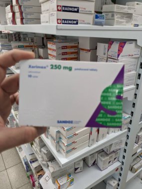 Prag, Çek Cumhuriyeti - 9 Temmuz 2024: SANDOZ 'un CEFUROXIME aktif maddesiyle birlikte XORIMAX tablet kutusu, bakteriyel enfeksiyonların tedavisinde kullanılır.
