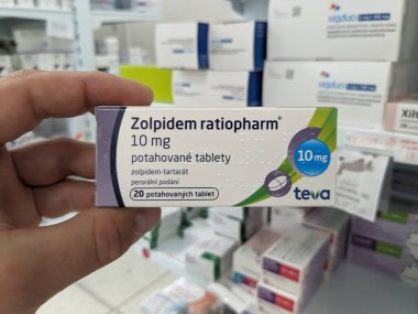 Prag, Çek Cumhuriyeti - 9 Temmuz 2024: ZOLPIDEM RATIOPHARM tablet kutusu ZOLPIDEM aktif madde RATIOPHARM, uykusuzluk tedavisi için kullanılır.