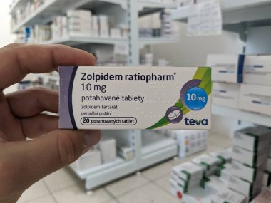 Prag, Çek Cumhuriyeti - 9 Temmuz 2024: ZOLPIDEM RATIOPHARM tablet kutusu ZOLPIDEM aktif madde RATIOPHARM, uykusuzluk tedavisi için kullanılır.