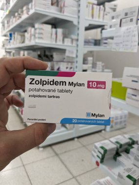 Prag, Çek Cumhuriyeti - 9 Temmuz 2024: ZOLPIDEM MYLAN tablet kutusu MYLAN tarafından kullanılan ZOLPIDEM aktif madde.