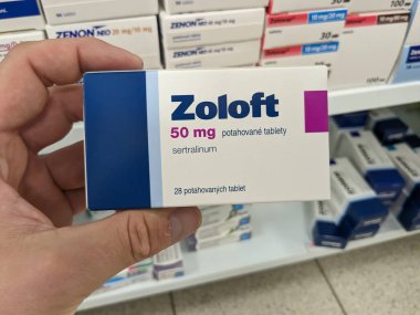 Prag, Çek Cumhuriyeti - 9 Temmuz 2024: ZOLOFT tablet kutusu PFIZER tarafından SERTRALINE aktif madde, büyük depresif bozukluklar ve anksiyete bozukluklarının tedavisinde kullanılır.