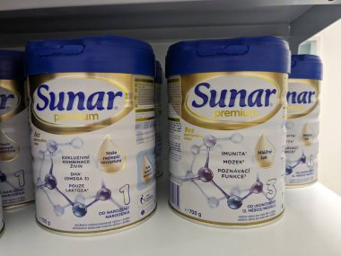 Prag, Çek Cumhuriyeti - 9 Temmuz 2024: Bebek beslenmesi ve bağışıklık desteği için kullanılan DHA ve PreBIOTICS aktif maddeleriyle birlikte SUNAR PreMIUM bebek maması kutusu.