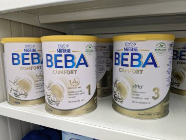 Prag, Çek Cumhuriyeti - 9 Temmuz 2024: NESTLE BEBA bebek beslenme ve bağışıklık desteği için kullanılan DHA ve PreBIOTICS aktif maddeleri ile bebek formülü kutusu.
