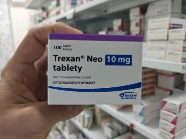 Prag, Çek Cumhuriyeti - 9 Temmuz 2024: PFIZER tarafından romatizma, sedef hastalığı ve kanserin tedavisinde kullanılan METHOTREXATE aktif maddeyle dolu TREXAN tablet kutusu.