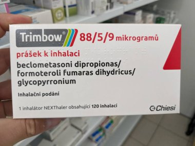 Prag, Çek Cumhuriyeti - 9 Temmuz 2024: BECLOMETASone, ForMOTEROL ve CHIESI 'nin aktif maddeleri ile birlikte COPD ve astım tedavisinde kullanılan triMBOW kutu dolusu astım ilacı.