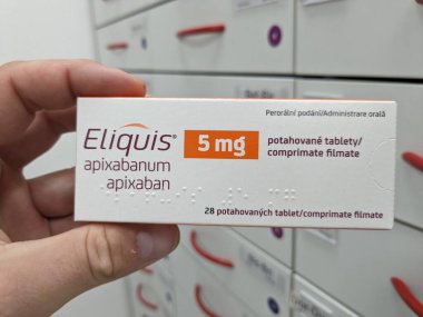 Prag, Çek Cumhuriyeti-17 Haziran 2024: Bristol-Myers Squibb tarafından Apixaban aktif maddesiyle birlikte ELIQUIS kutusu, Venöz tromboembolizm, Atrial fibrilasyon, Stroke önleme, DVT, PE