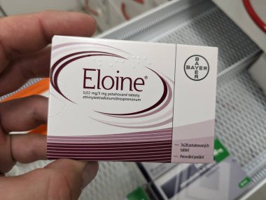 Prag, Çek Cumhuriyeti - 9 Temmuz 2024: BAYER tarafından kullanılan DROSPIRENONE ve EthingYL ESTRADIOL aktif maddeler içeren ELOINE tablet kutusu.