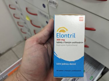 Prag, Çek Cumhuriyeti - 9 Temmuz 2024: ELONTRIL tablet kutusu GLAXOSMITHKLINE tarafından BÜYÜK aktif madde, büyük depresif bozukluk ve sigara bırakma tedavisinde kullanılır.