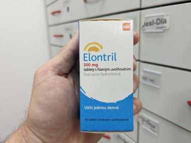 Prag, Çek Cumhuriyeti - 9 Temmuz 2024: ELONTRIL tablet kutusu GLAXOSMITHKLINE tarafından BÜYÜK aktif madde, büyük depresif bozukluk ve sigara bırakma tedavisinde kullanılır.