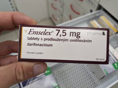 Prag, Çek Cumhuriyeti - 9 Temmuz 2024: EMSELEX tablet kutusu NOVARTIS 'in aktif DARIFENACIN maddesiyle birlikte, idrar tutamama tedavisinde kullanıldı.