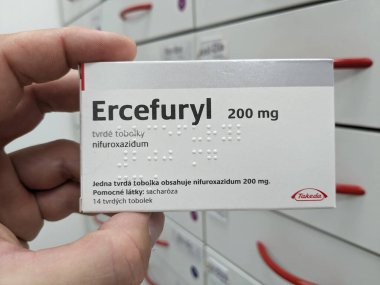 Prag, Çek Cumhuriyeti - 10 Temmuz 2024: SANOFI tarafından kullanılan ve gastrointestinal enfeksiyon ve ishalin tedavisinde kullanılan NIFUROXAZIDE aktif maddesi ile ERCEFURYL ilaç kutusu.