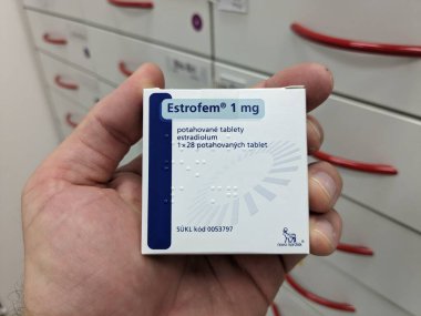 Prag, Çek Cumhuriyeti - 10 Temmuz 2024: NOVO NORDISK tarafından kullanılan ESTROFEM ilaç kutusu.
