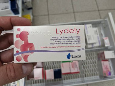 Prag, Çek Cumhuriyeti - 28 Ağustos 2024: Adet düzenleme ve hormonal terapi için kullanılan NORETHISTERON aktif maddesi içeren LYDELY kutusu.
