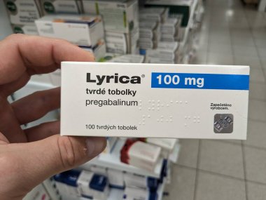 Prag, Çek Cumhuriyeti - 9 Temmuz 2024: LYRICA kutu dolusu pregabalin aktif maddesi PFIZER tarafından nöropatik ağrı, epilepsi ve anksiyete bozukluklarının tedavisinde kullanıldı.