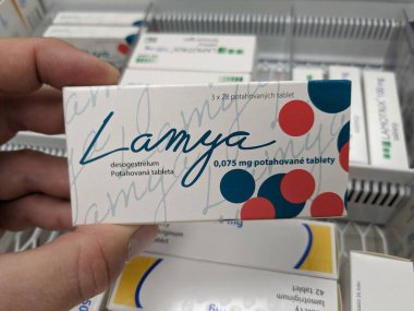 Prag, Çek Cumhuriyeti-10 Ağustos 2024: LAMYA tablet kutusu DROSPERINON ve EthingYLESTRADIOL aktif maddeler, oral doğum kontrolü, hormonal doğum kontrol için kullanılır.