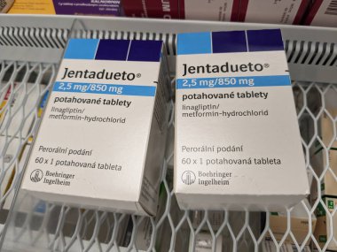 Prag, Çek Cumhuriyeti - 17 Haziran 2024: Boehringer Ingelheim tarafından kullanılan Linagliptin ve Metformin aktif maddeyle dolu JENTADUETO kutusu, Tip 2 diyabet, yüksek kan şekeri ve insülin direnci tedavisinde kullanıldı