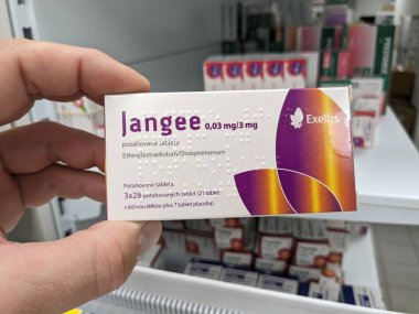 Prag, Çek Cumhuriyeti-10 Ağustos 2024: DROSPERINON ve EthingYLESTRADIOL aktif maddelerin kullanıldığı JANGEE tablet kutusu, sözlü doğum kontrolü, hormonal doğum kontrol.