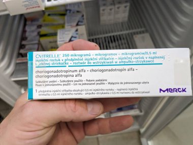 Prag, Çek Cumhuriyeti - 10 Temmuz 2024: Merck Serono tarafından kullanılan koriyogonadotropin alfa içeren Ovitrelle kutusu, kısırlık tedavisinde ve kadınlarda yumurtlamayı tetiklemek için kullanıldı