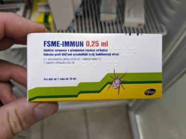 Prag, Çek Cumhuriyeti - 10 Temmuz 2024: TICK-BORNE ENCEPHALITIS VACCINE aktif maddesiyle birlikte FSME-IMMUN ilaç kutusu, kene kaynaklı beyin iltihabının önlenmesi için kullanılır.
