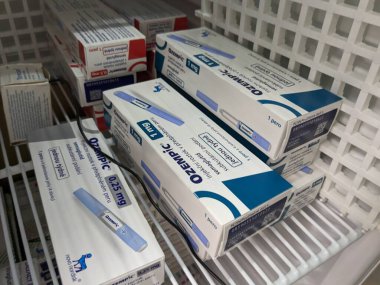 Prag, Çek Cumhuriyeti-28 Haziran 2024: Ozempic kutusu. Ozempik ilacın Çek versiyonu. Çek Cumhuriyeti 'nde diyabet tedavisi. Bir paket semaglutid. Diyabet ilacı. Bazen kilo vermek için kullanılıyor.