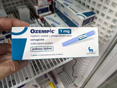 Prag, Çek Cumhuriyeti-28 Haziran 2024: Ozempic kutusu. Ozempik ilacın Çek versiyonu. Çek Cumhuriyeti 'nde diyabet tedavisi. Bir paket semaglutid. Diyabet ilacı. Bazen kilo vermek için kullanılıyor.