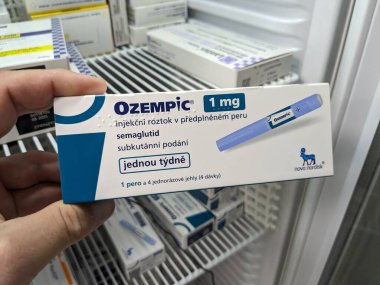 Prag, Çek Cumhuriyeti-28 Haziran 2024: Ozempic kutusu. Ozempik ilacın Çek versiyonu. Çek Cumhuriyeti 'nde diyabet tedavisi. Bir paket semaglutid. Diyabet ilacı. Bazen kilo vermek için kullanılıyor.