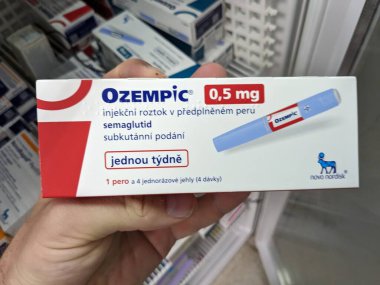 Prag, Çek Cumhuriyeti-28 Haziran 2024: Ozempic kutusu. Ozempik ilacın Çek versiyonu. Çek Cumhuriyeti 'nde diyabet tedavisi. Bir paket semaglutid. Diyabet ilacı. Bazen kilo vermek için kullanılıyor.