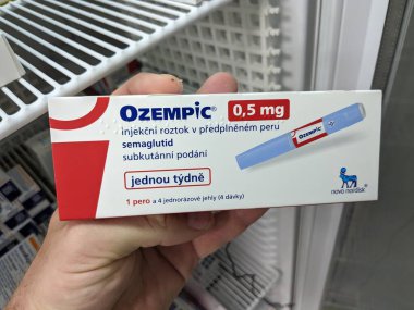 Prag, Çek Cumhuriyeti-28 Haziran 2024: Ozempic kutusu. Ozempik ilacın Çek versiyonu. Çek Cumhuriyeti 'nde diyabet tedavisi. Bir paket semaglutid. Diyabet ilacı. Bazen kilo vermek için kullanılıyor.