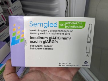 Prag, Çek Cumhuriyeti - 10 Temmuz 2024: MYLAN tarafından kullanılan INSULIN GLARGINE 'lı SEMGLEE ilaç kutusu, şeker hastalığı ve kan şekeri kontrolü tedavisinde kullanıldı.
