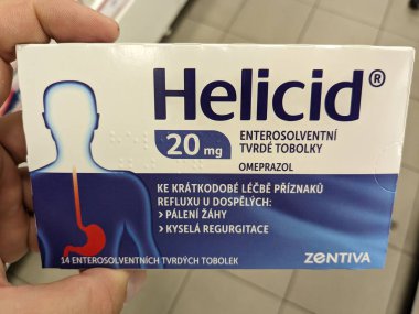 Prag, Çek Cumhuriyeti-10 Ağustos 2024: GERD, asit reflüsü ve mide ülserinin tedavisinde kullanılan OMEPRAZOLE aktif maddeyle dolu bir kapsül kutusu.