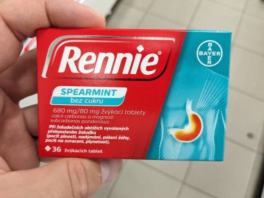Prag, Çek Cumhuriyeti-10 Ağustos 2024: CALCIUM CARBONATE ve MAGNESIUM CARBONATE ile RENNIE tablet kutusu mide yanması ve asit hazımsızlığı için kullanılan aktif maddeler.