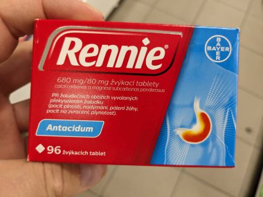 Prag, Çek Cumhuriyeti-10 Ağustos 2024: CALCIUM CARBONATE ve MAGNESIUM CARBONATE ile RENNIE tablet kutusu mide yanması ve asit hazımsızlığı için kullanılan aktif maddeler.