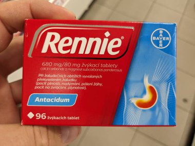 Prag, Çek Cumhuriyeti-10 Ağustos 2024: CALCIUM CARBONATE ve MAGNESIUM CARBONATE ile RENNIE tablet kutusu mide yanması ve asit hazımsızlığı için kullanılan aktif maddeler.